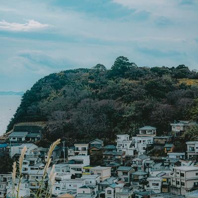 海風が吹き抜ける雑賀崎の住宅地の写真