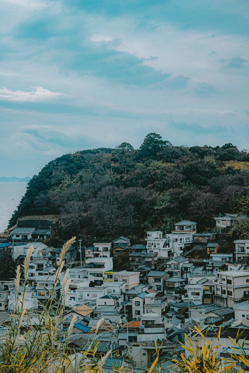 海風が吹き抜ける雑賀崎の住宅地の写真