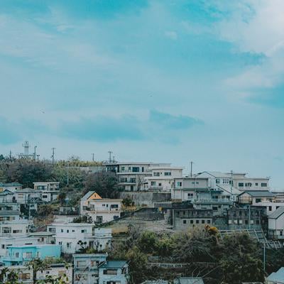 海を見守る住宅街の灯台のある風景の写真