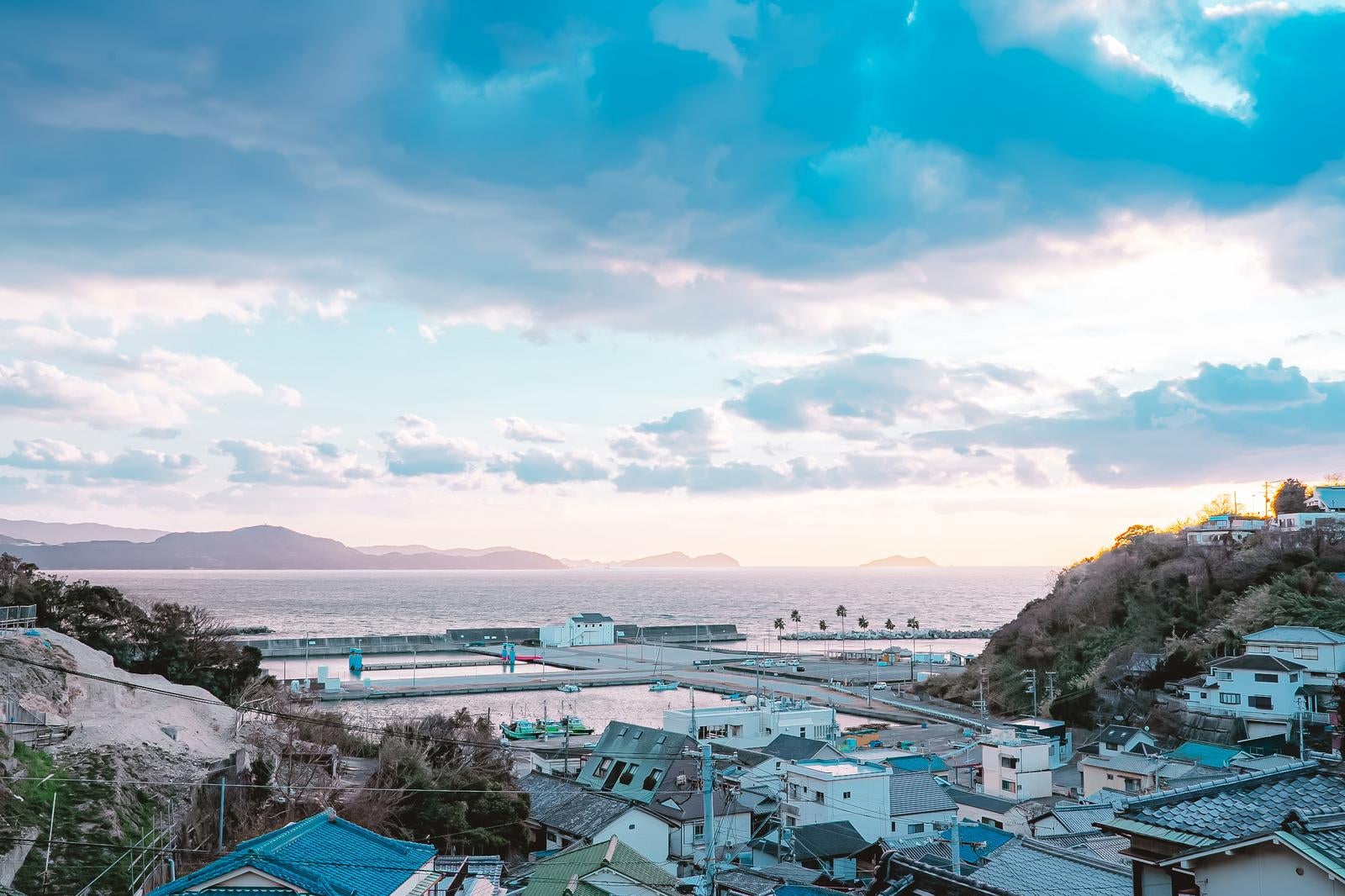 「和歌浦から見える雑賀崎漁港の夕暮れ」の写真