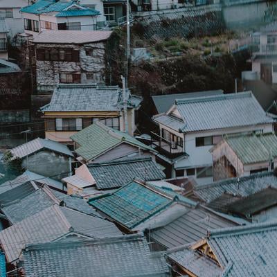 和歌浦から見える住宅密集地の写真