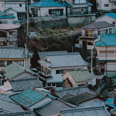 斜面に密集する伝統的な瓦屋根の家の素材