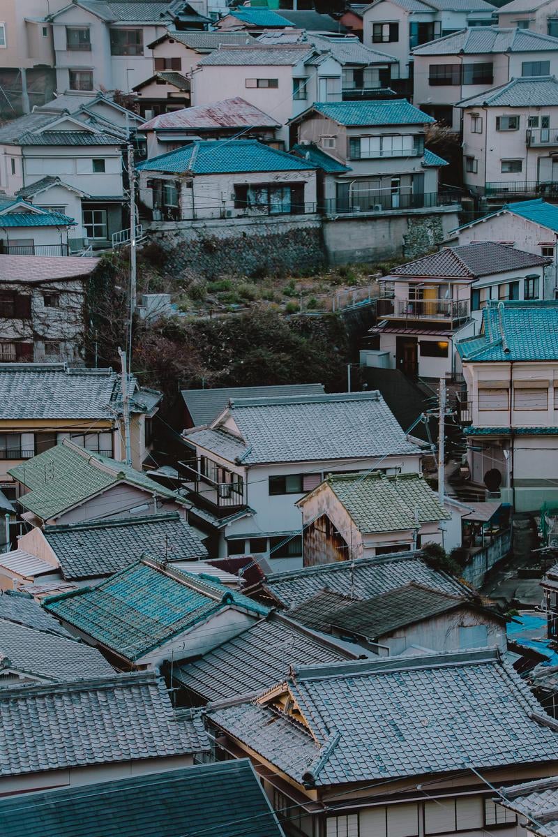 「斜面に密集する伝統的な瓦屋根の家」の写真