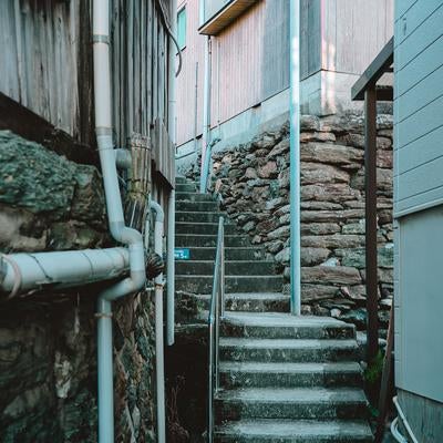 狭い路地に佇む懐かしい階段風景（和歌山県下津町塩津）の写真
