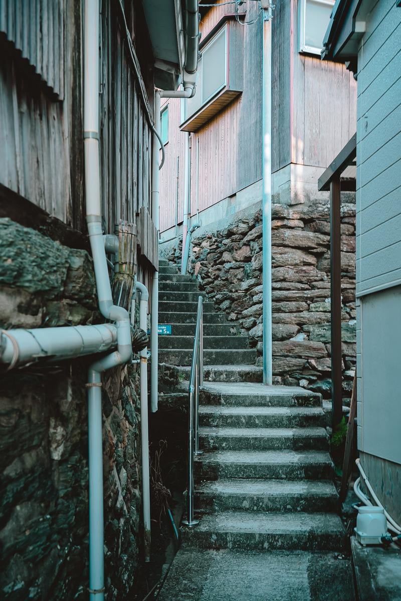 狭い路地に佇む懐かしい階段風景（和歌山県下津町塩津）の写真