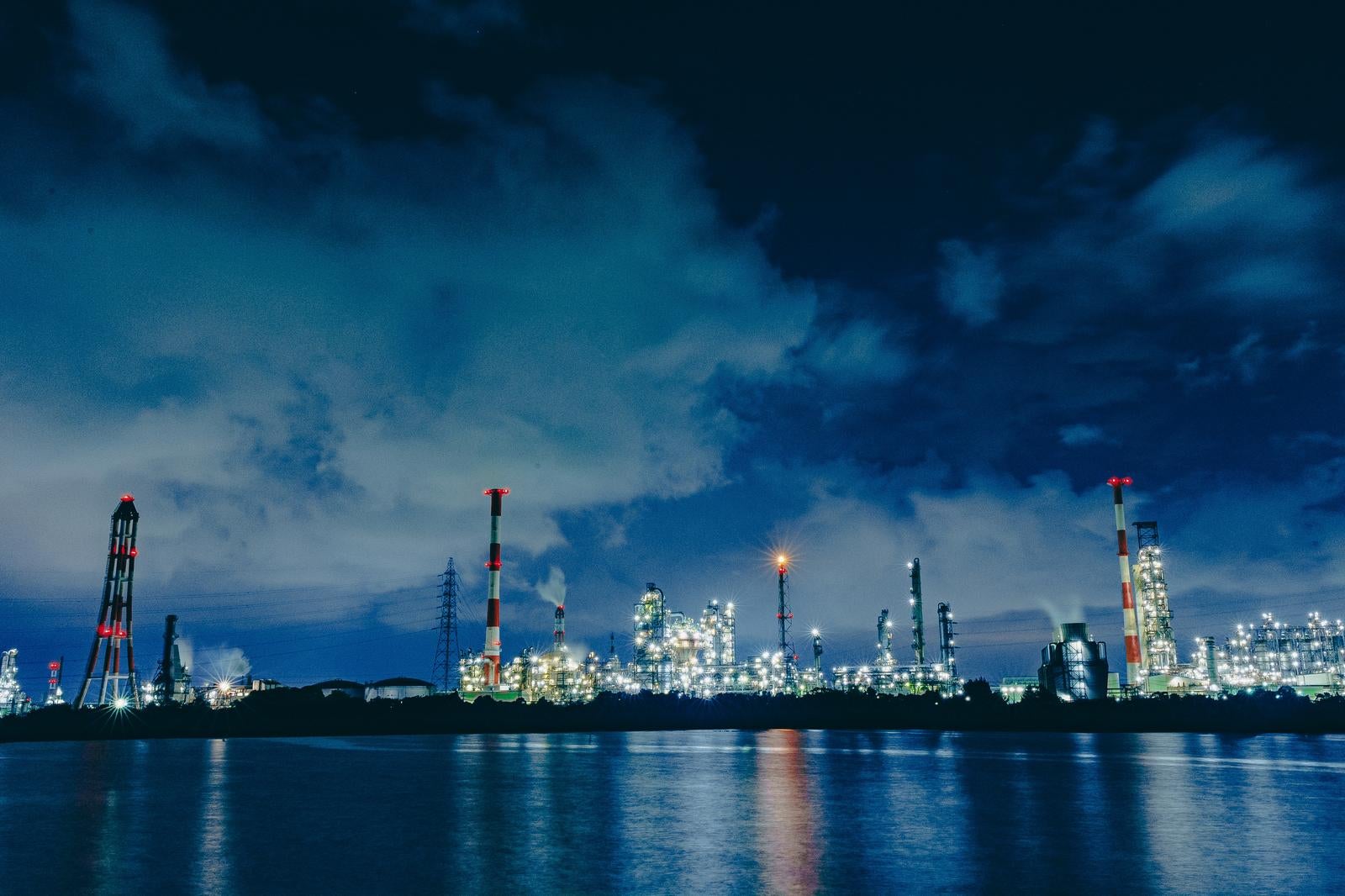 「三重県四日市磯津突堤からの工場夜景」の写真