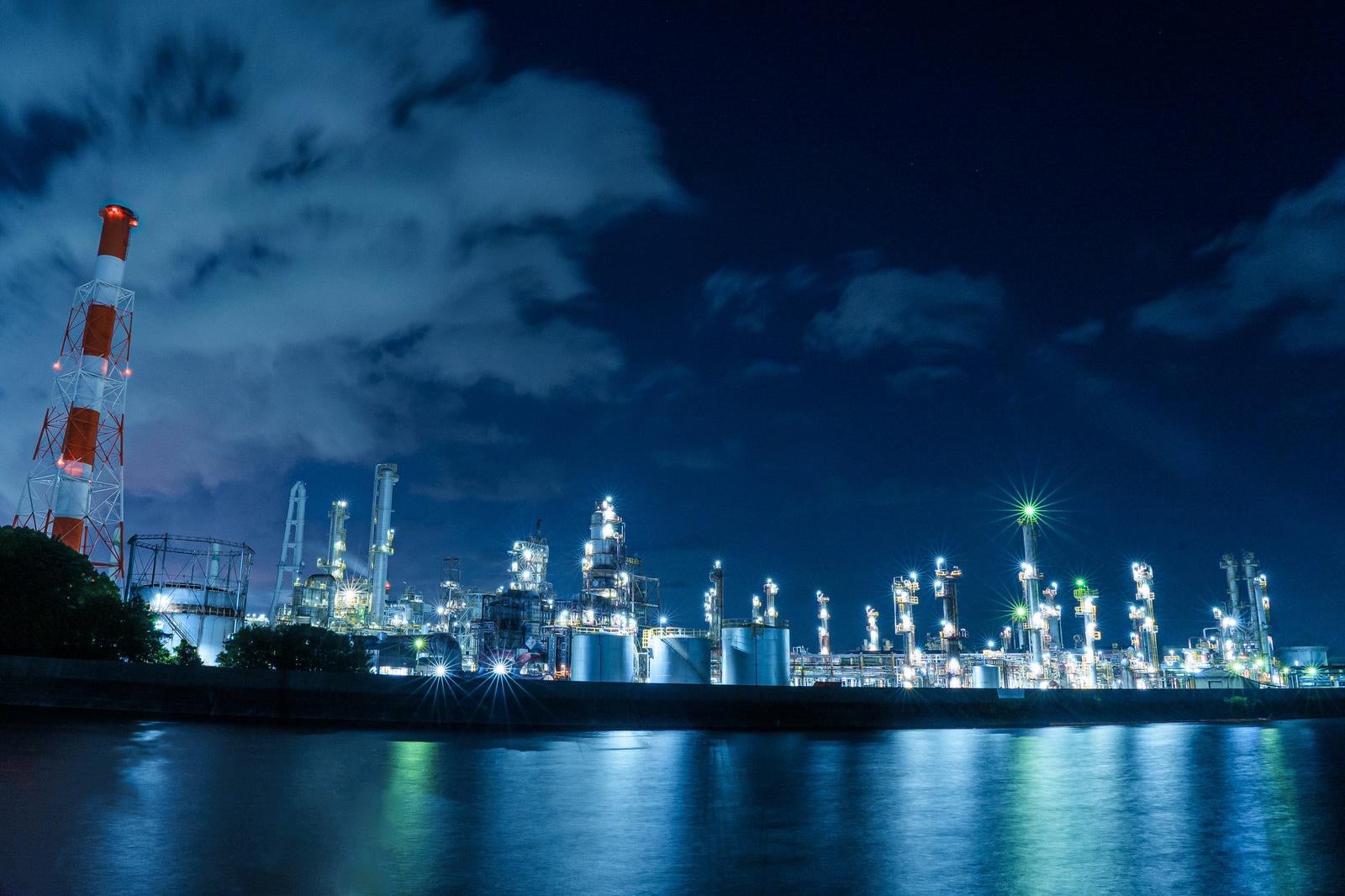 「三重県四日市市大正橋からの工場夜景」の写真