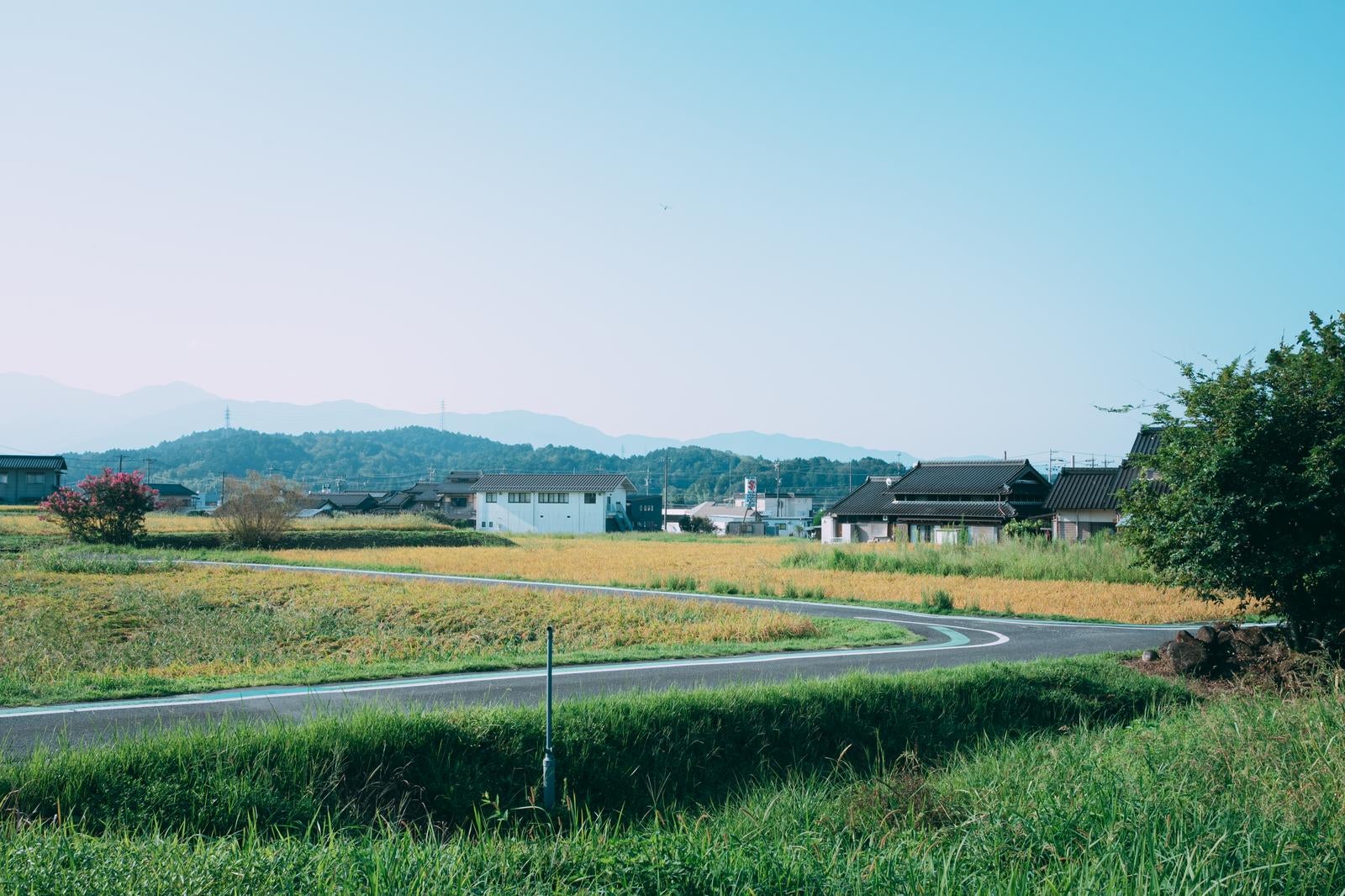 「山々に囲まれた小さな集落の風景」の写真