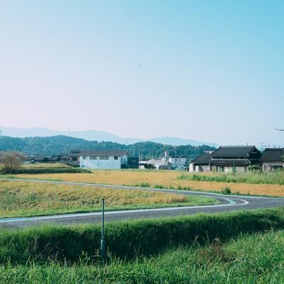 山々に囲まれた小さな集落の風景の写真