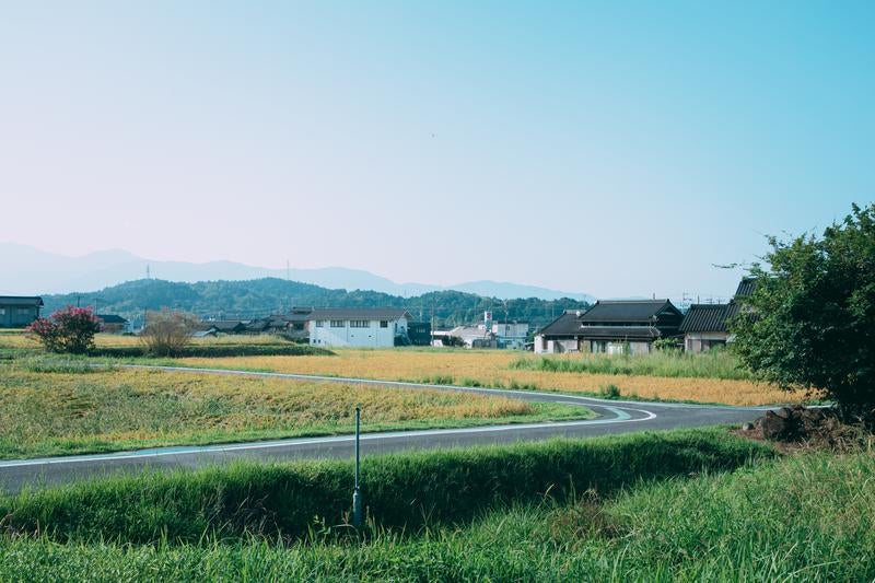 山々に囲まれた小さな集落の風景の写真