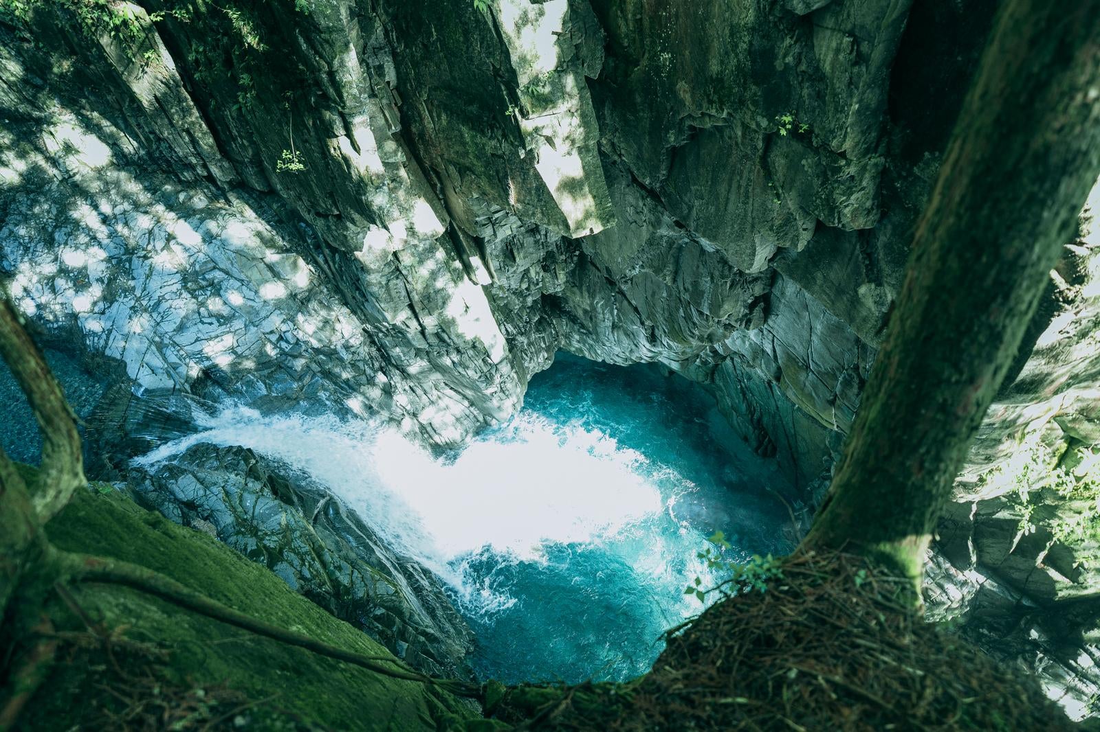 「岐阜県中津川付知峡にある青い透き通った水が流れる様子」の写真