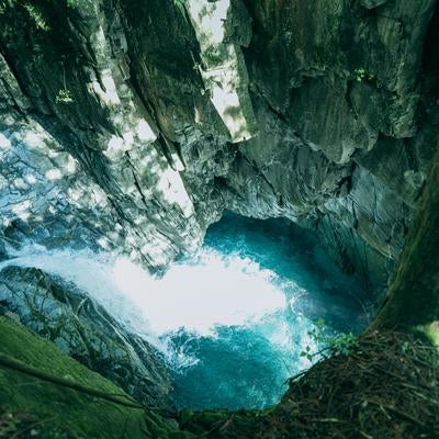 岐阜県中津川付知峡にある青い透き通った水が流れる様子の写真