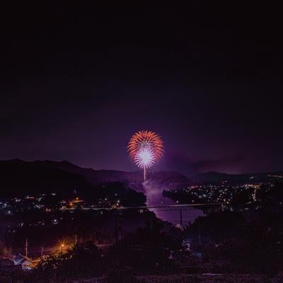 岐阜県八百津町花火大会で紫色に光る花火の写真