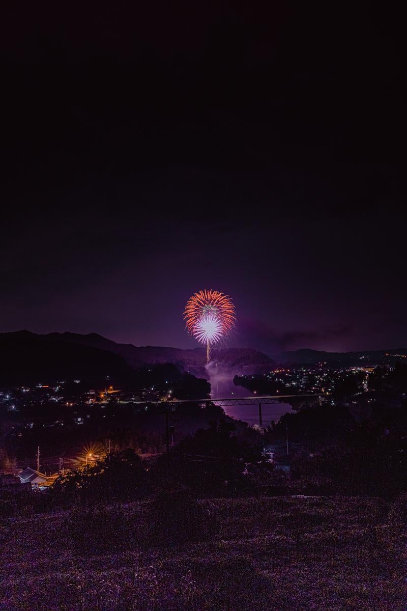 「岐阜県八百津町花火大会で紫色に光る花火」の写真