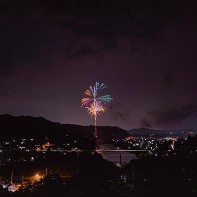 八百津町花火大会の夜空に輝く打ち上げ花火の写真