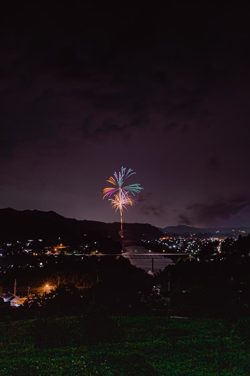 「八百津町花火大会の夜空に輝く打ち上げ花火」の写真