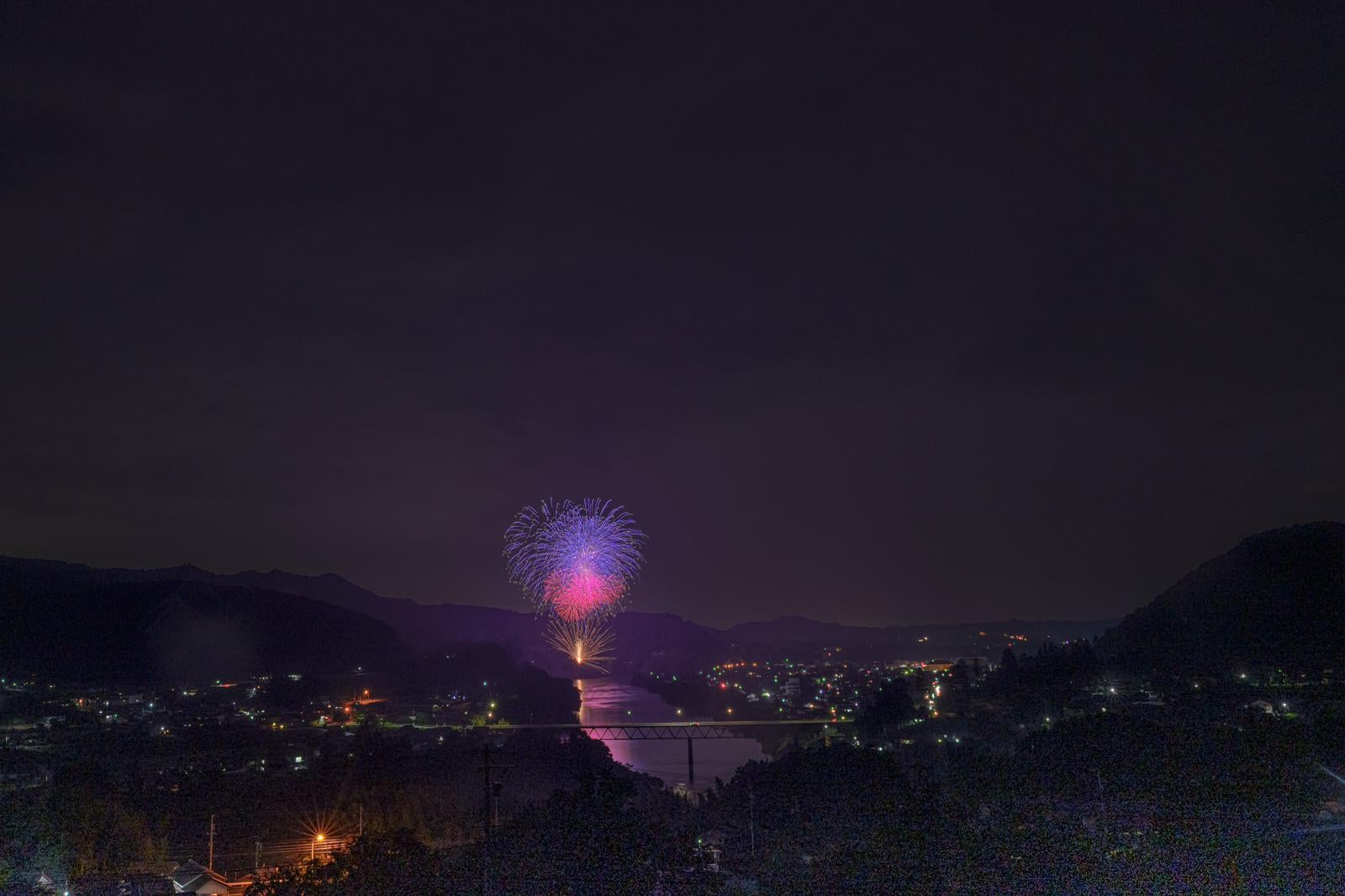 「夜空に打ち上る八百津町花火大会の花火」の写真