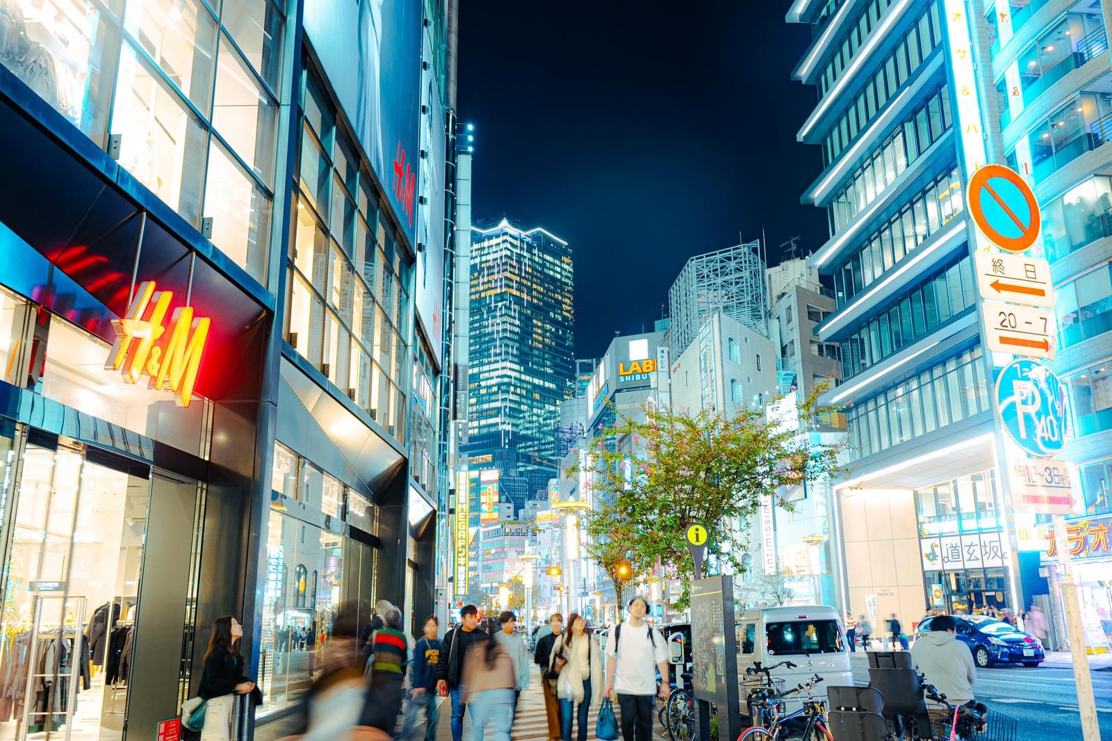 「夜の渋谷の文化通り」の写真