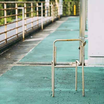 体育館に放置してあった椅子の支柱の写真