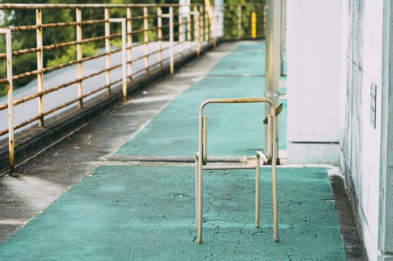 ▲体育館に放置してあった椅子の支柱の写真