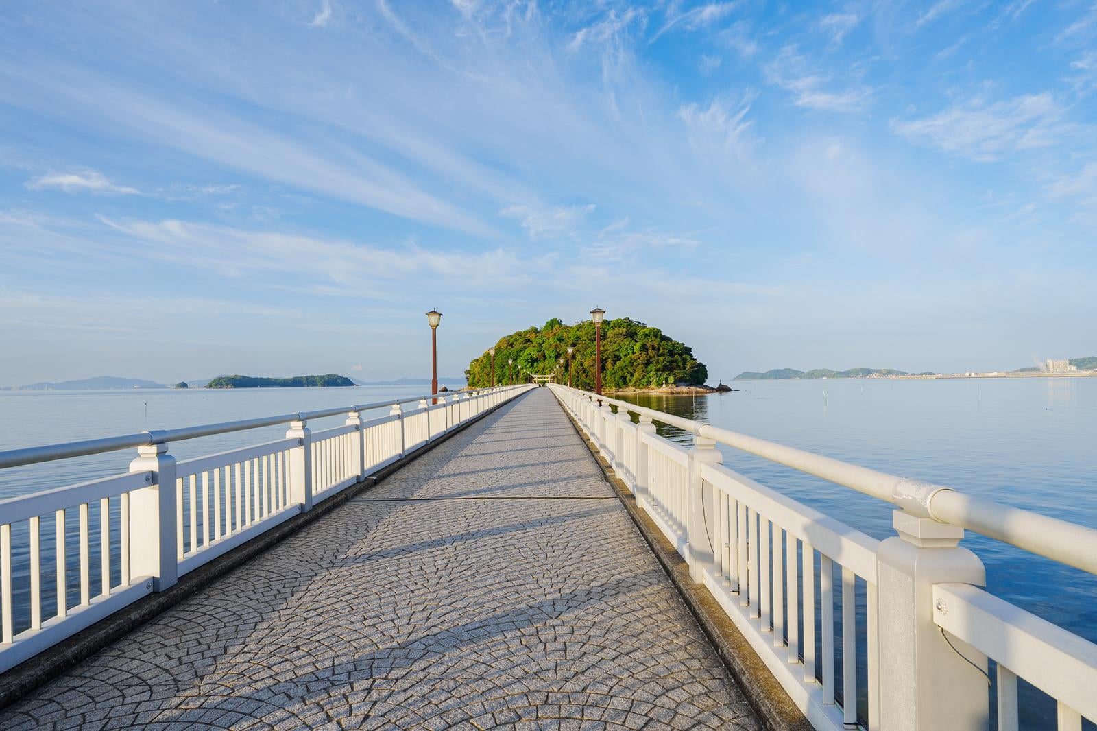 「愛知県蒲郡市にある竹島に通じる一本橋」の写真