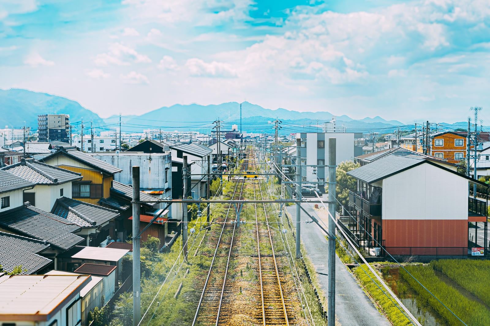 「町の中心を走る線路」の写真