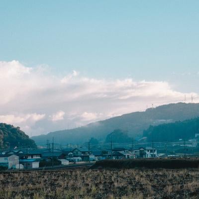 のどかな山間の集落と寒空の写真