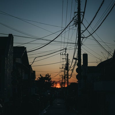 夕暮れの住宅街を歩くの写真