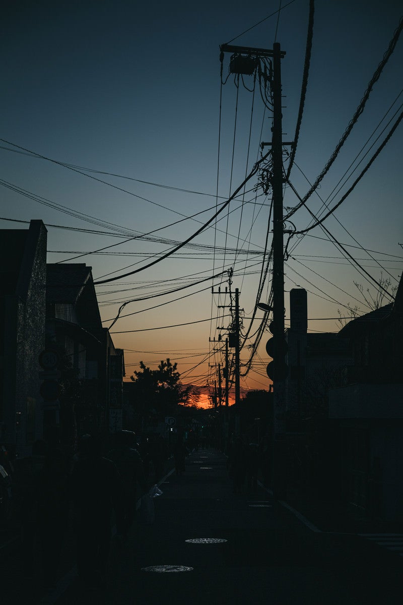 「夕暮れの住宅街を歩く」の写真