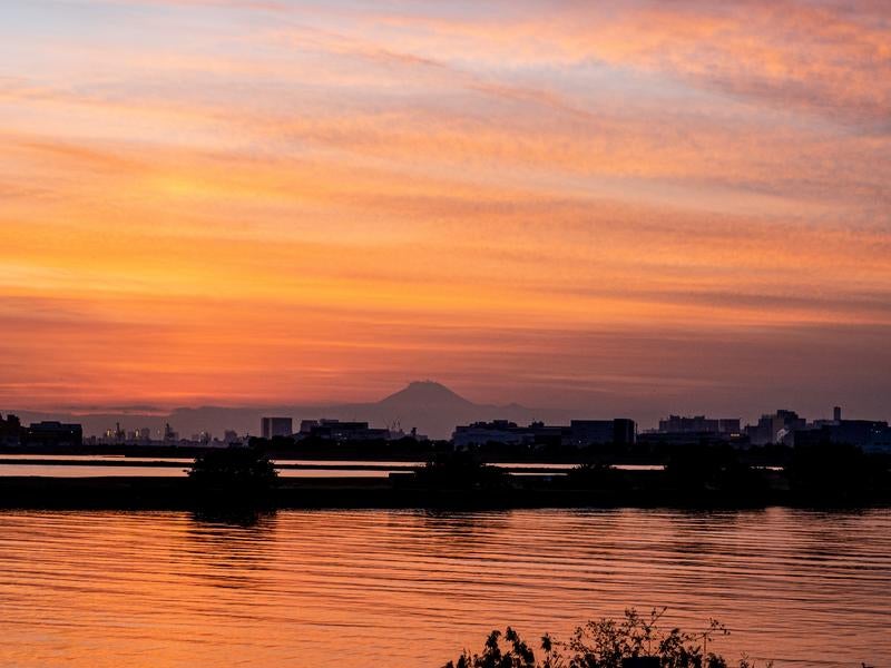 夕焼け空と河川の写真