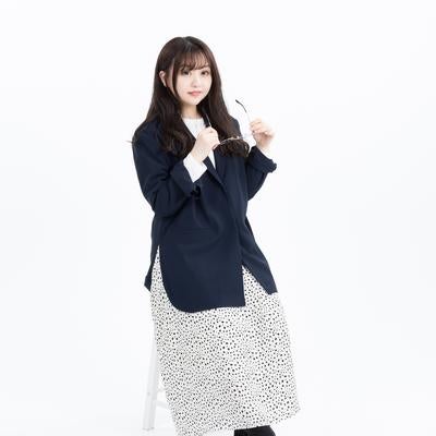 メガネを外してチラ見する女性の写真