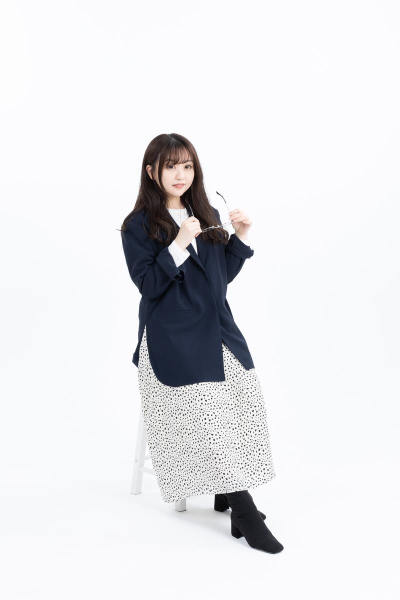 メガネを外してチラ見する女性の写真