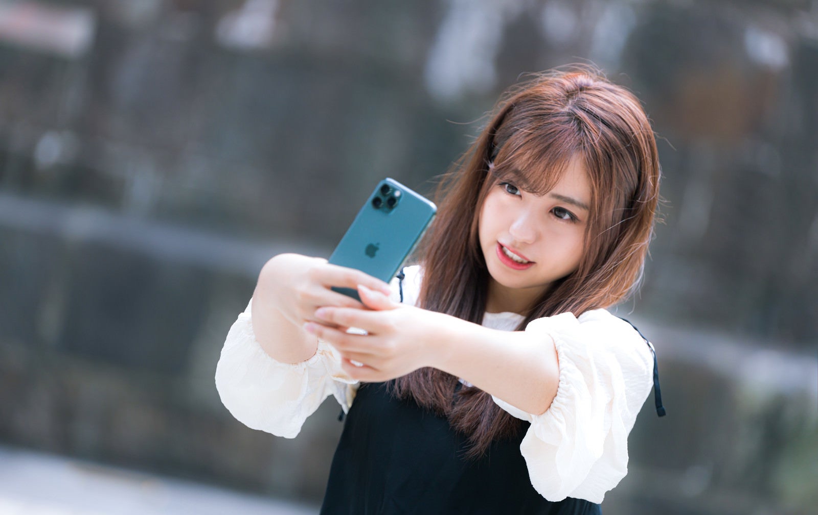 「iPhone 11 Pro で自撮り女子」の写真［モデル：河村友歌］
