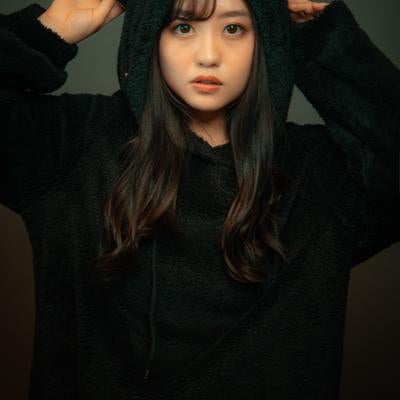 黒猫フーディーの女性の写真