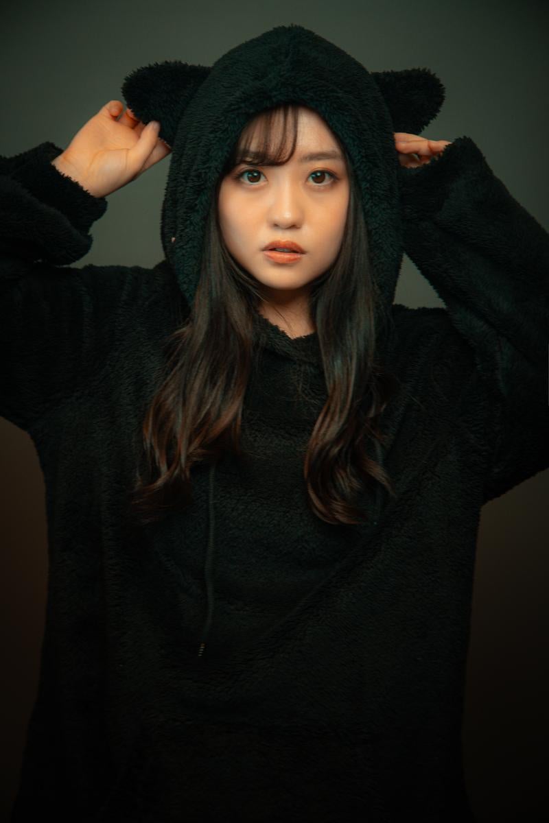 黒猫フーディーの女性の写真