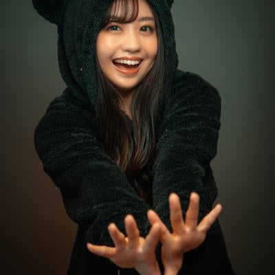 黒猫フードを着た笑顔の女性の素材