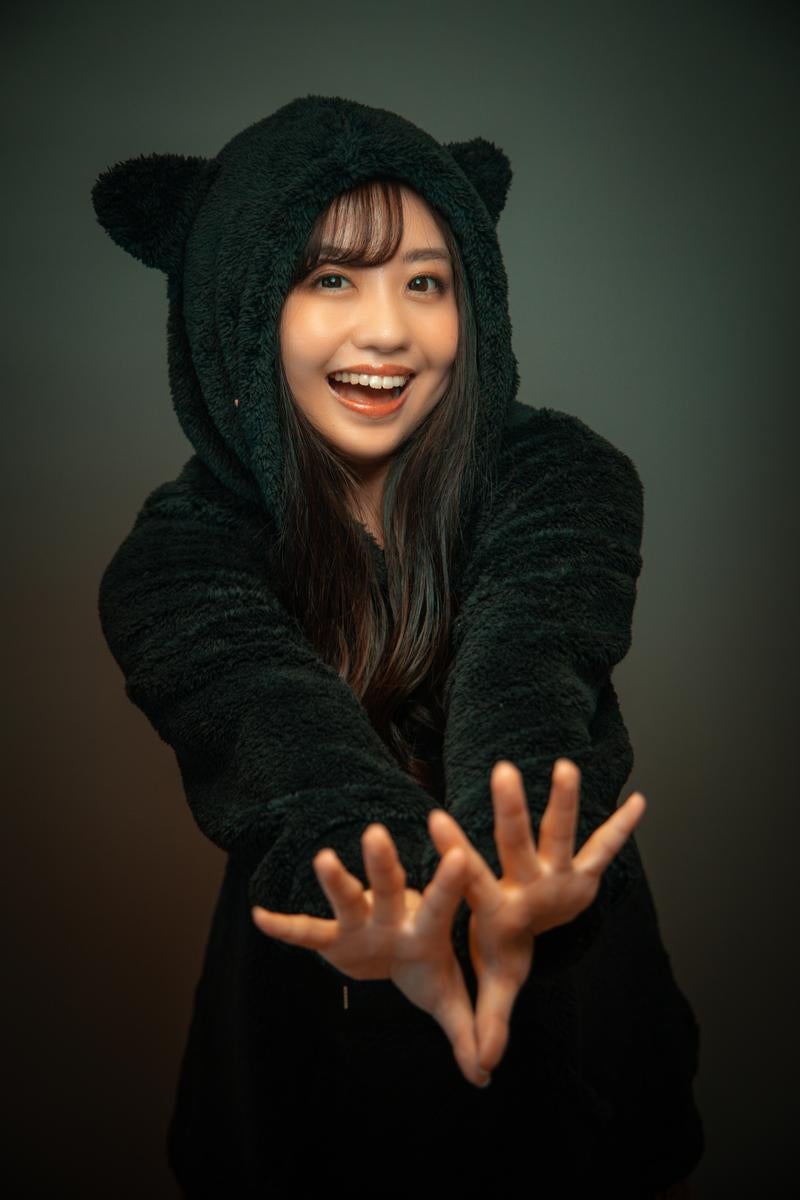 黒猫フードを着た笑顔の女性の写真