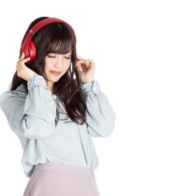 目をつぶって音楽に集中する女性の素材