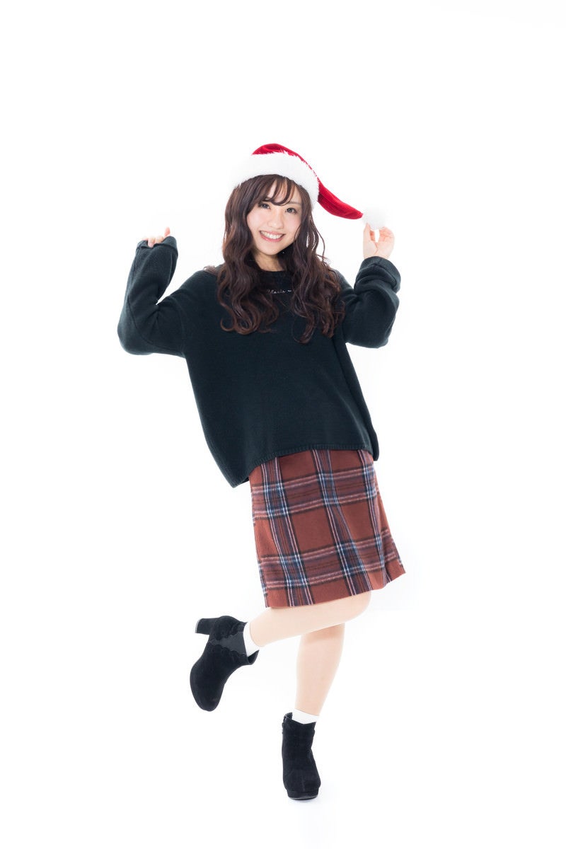 「サンタ帽をかぶったIT企業勤務のキラキラ女子」の写真［モデル：河村友歌］