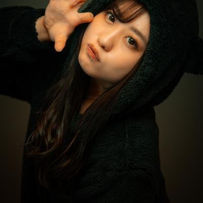 猫耳フードをかぶってポーズを取る女性の素材