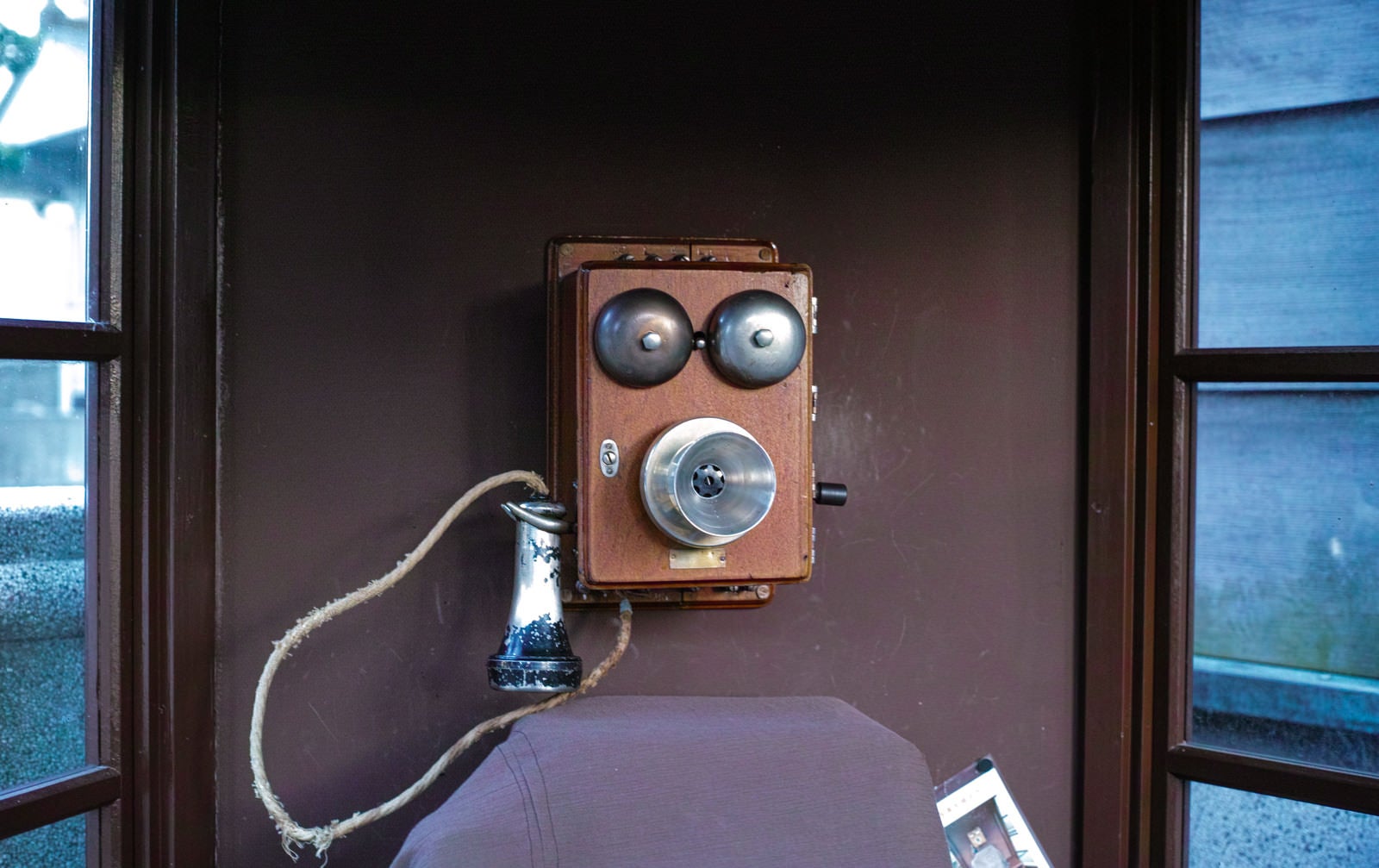 「うだつの町並みに設置されている自動電話」の写真