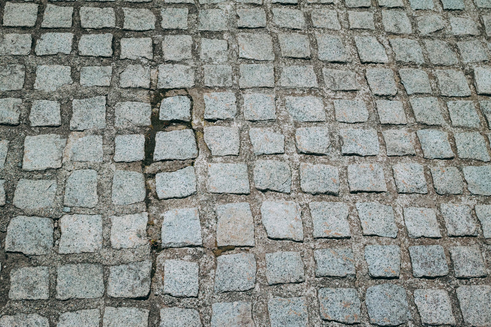 「不揃いな大きさの石材タイルの地面（テキスチャ）」の写真