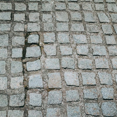 不揃いな大きさの石材タイルの地面（テキスチャ）の写真