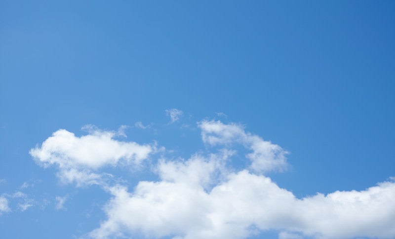 大きな空に浮かぶ雲の一部の写真