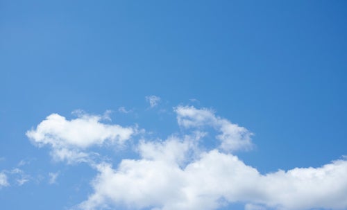 大きな空に浮かぶ雲の一部の写真
