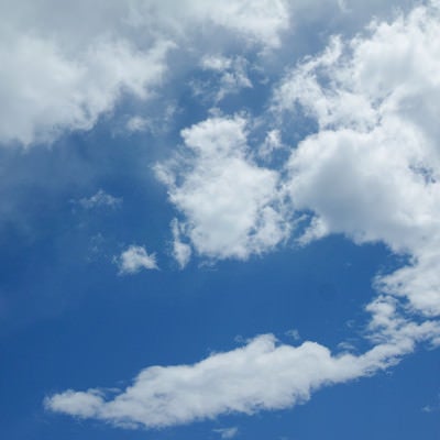 空に増えていく雲の写真