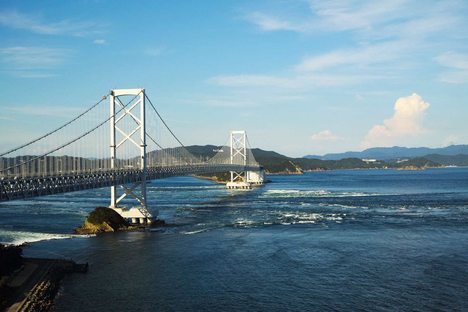 「大鳴門橋と鳴門海峡の渦潮」の写真