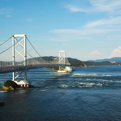 大鳴門橋と鳴門海峡の渦潮の写真