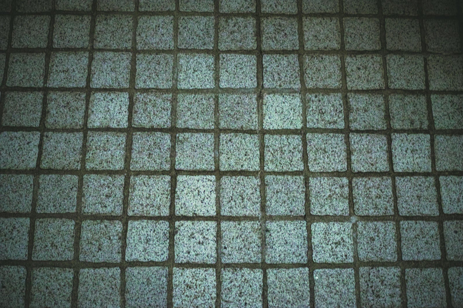 「薄暗いタイルの床」の写真