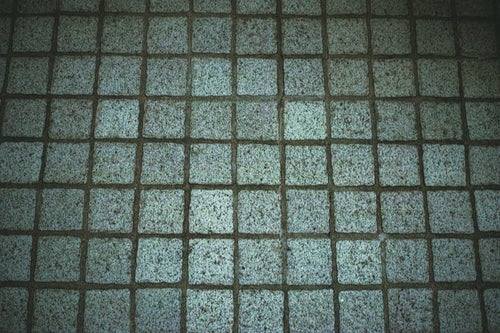 薄暗いタイルの床の写真